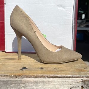 Nude heel size L 8/9 never been worn .